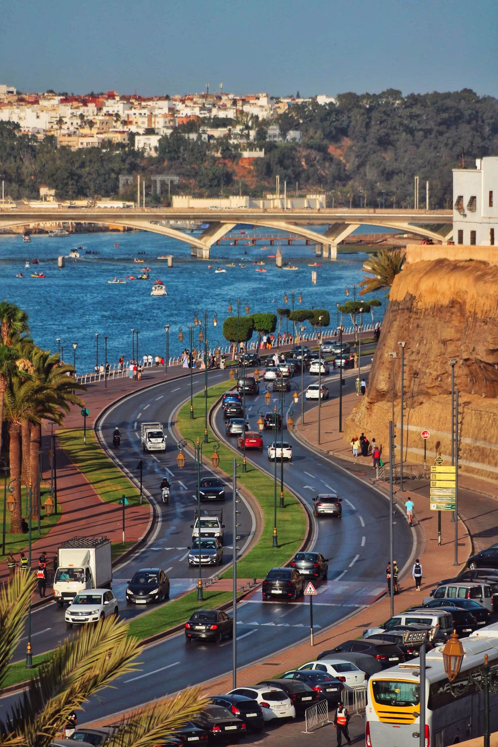 Vue aérienne d'une route côtière marocaine