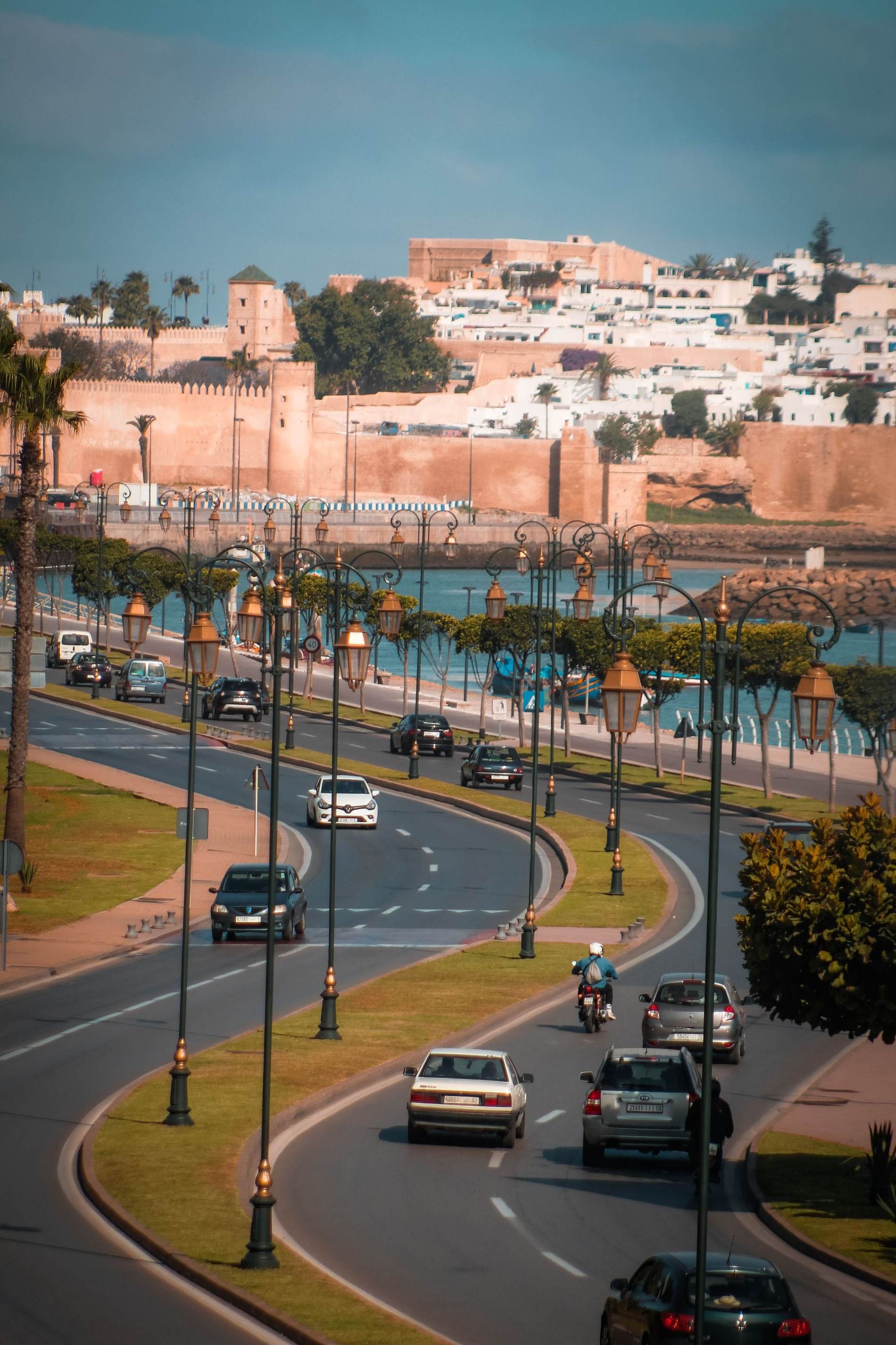 Route de la corniche au Maroc au coucher du soleil